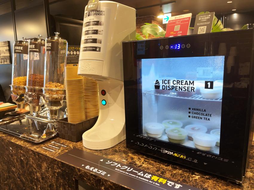 アクセアカフェ神保町店のミックスナッツと有料アイス